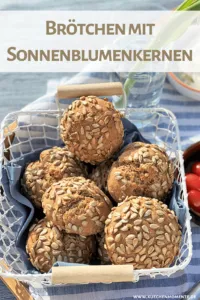 Aufgeschnittenes Dinkel-Roggen-Sonnenblumenkernbrötchen mit goldbrauner Kruste, bereit für den Belag.