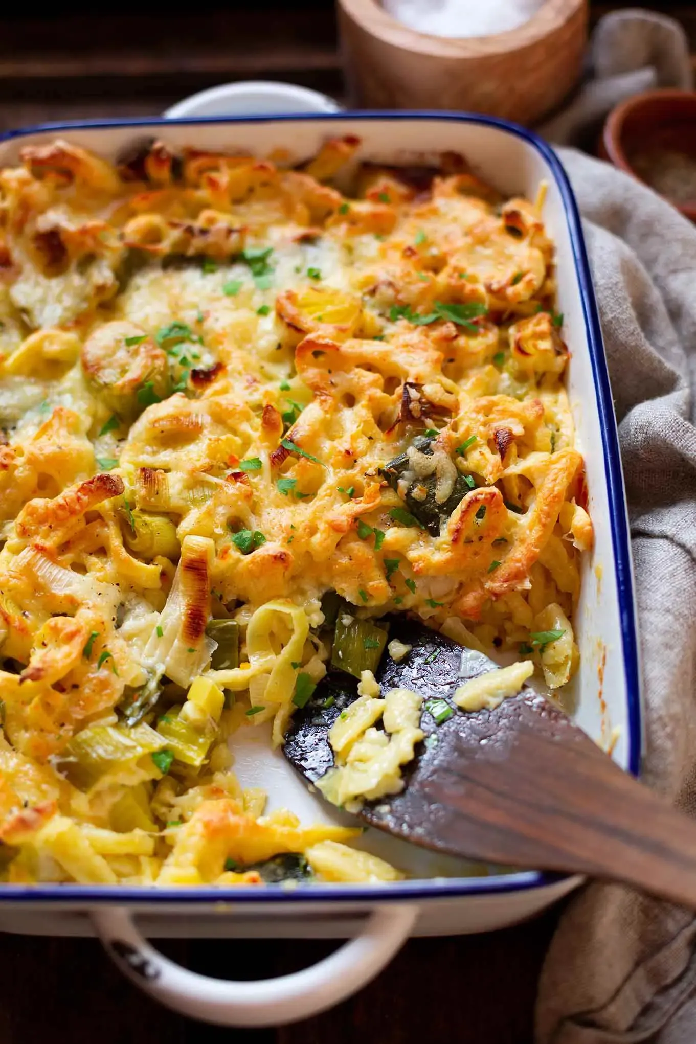 Auflauf mit Spätzle und Lauch in der Auflaufform – reichlich mit Käse überbacken.