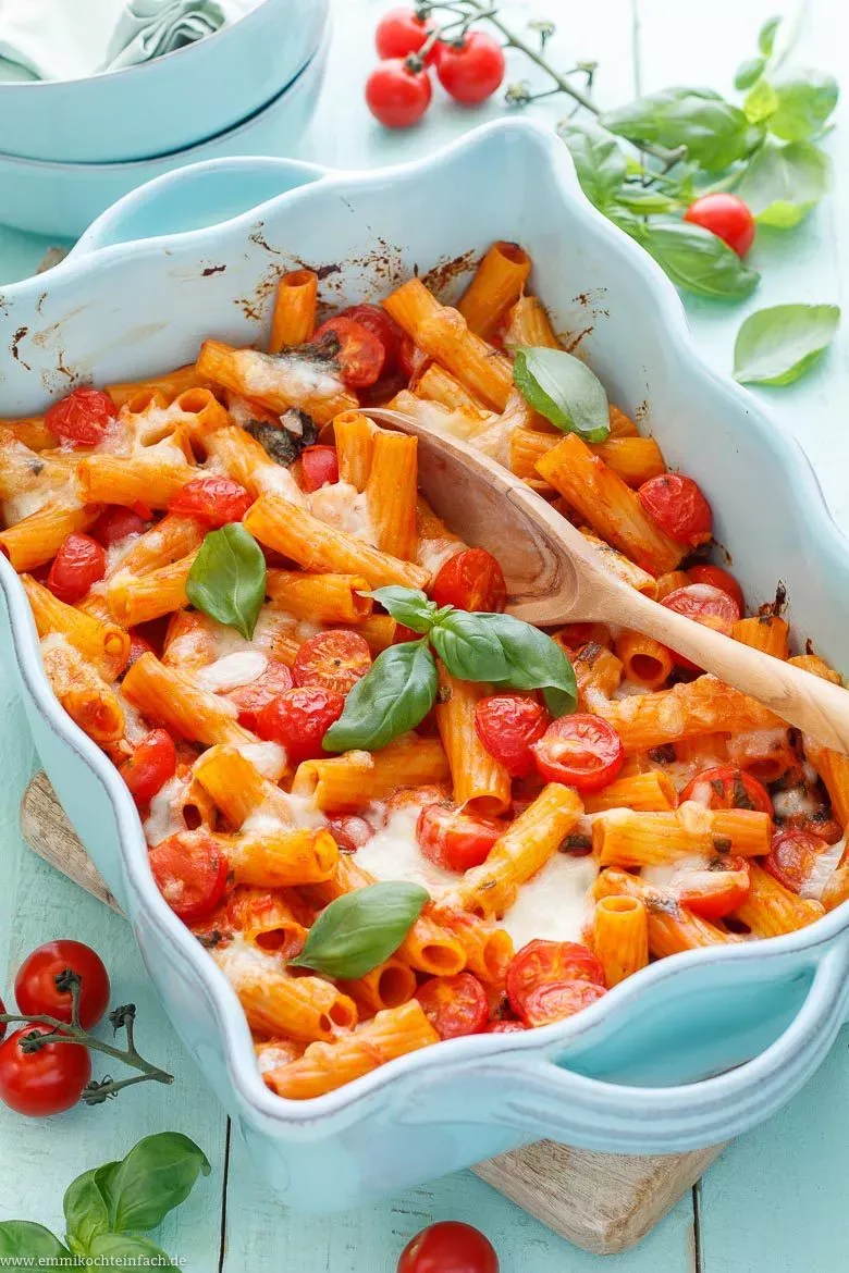 Auflaufform mit cremigem Tomate-Mozzarella-Nudelauflauf, fertig gebacken und servierbereit.