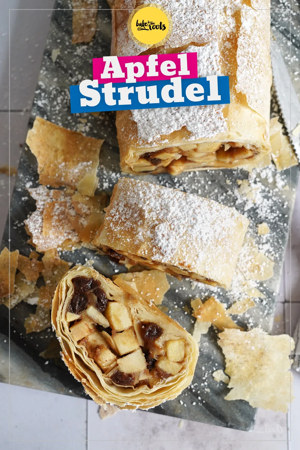 Aufschnitt vom Apfelstrudel, präsentiert die vielen knusprigen Schichten des Filoteigs und die saftige Apfelfüllung mit Rosinen.