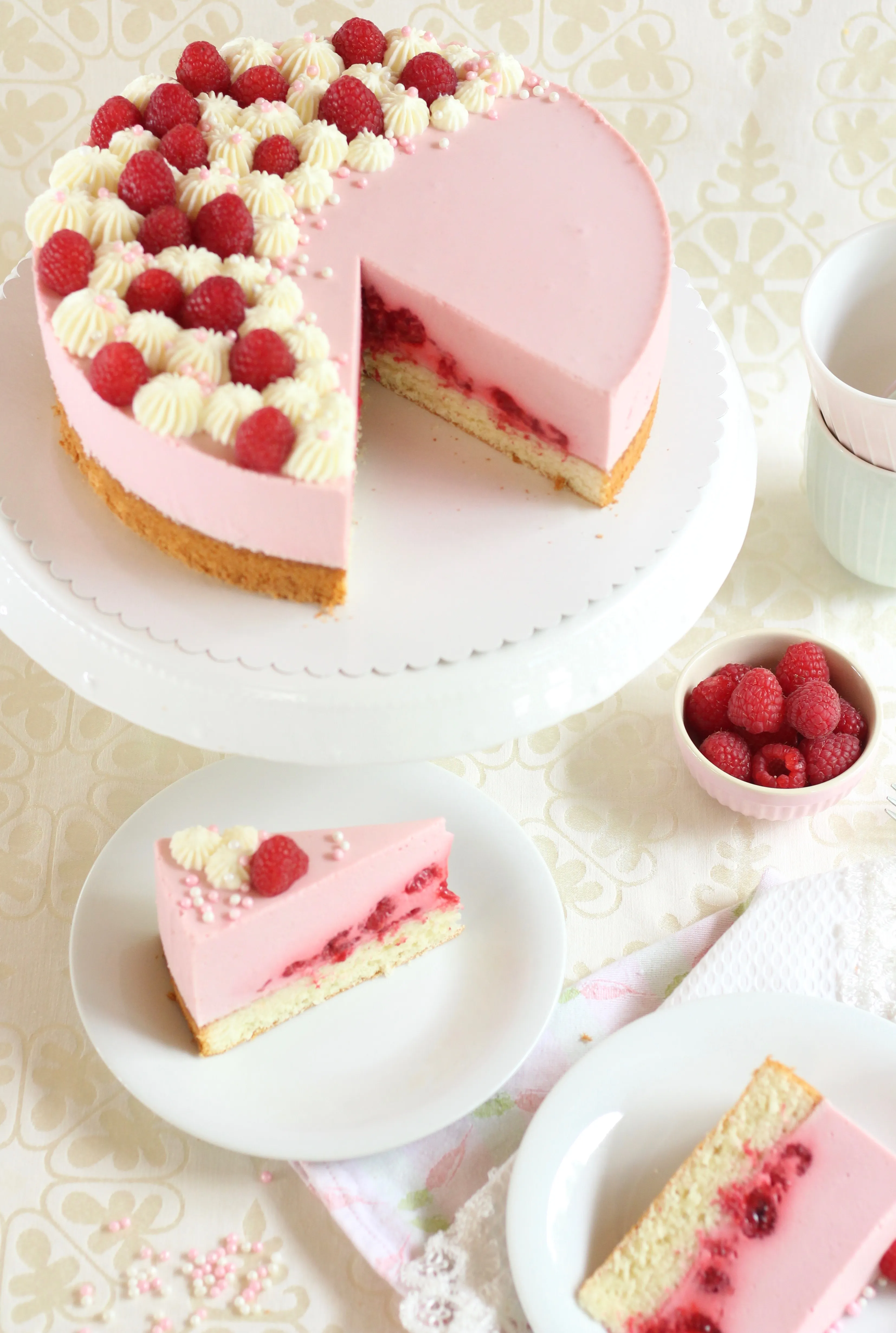 Aufsicht auf eine Himbeersahne-Torte