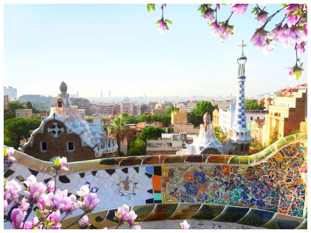Ausblick auf die Stadt Barcelona vom Park Güell an einem Frühlingstag