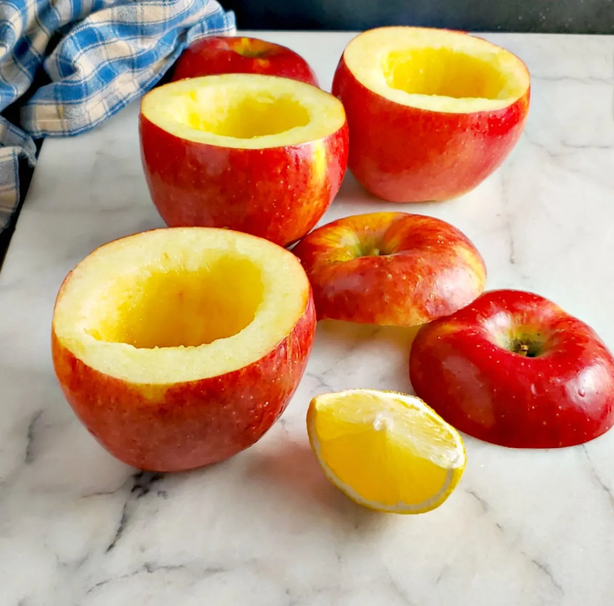 Ausgehöhlter Apfel mit Zitronensaft beträufelt, bereit zum Füllen