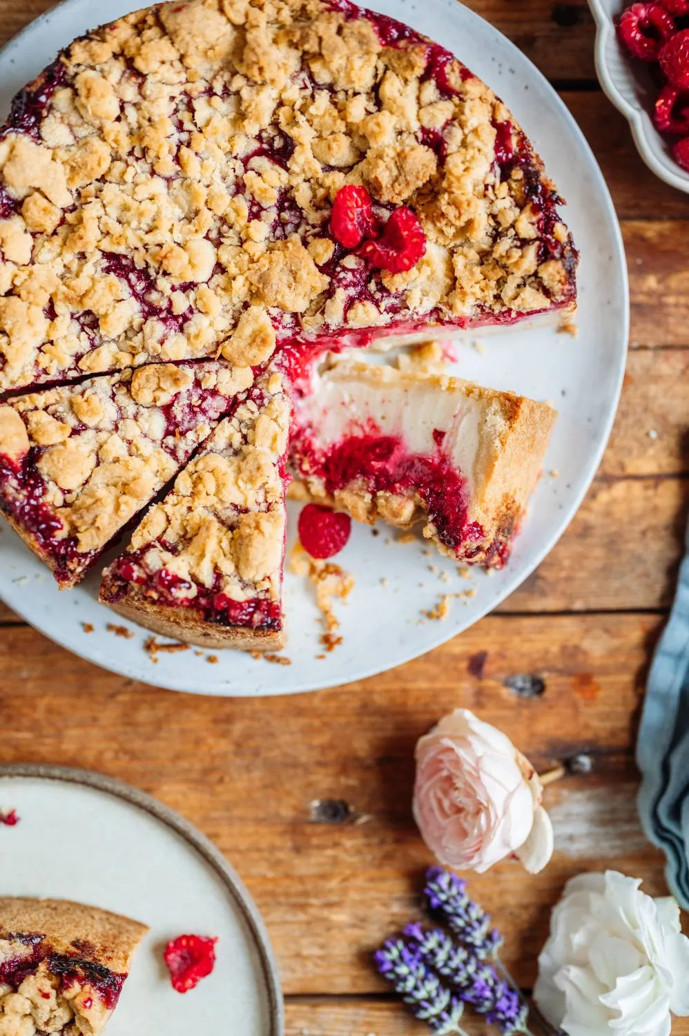 Ausgekühlter Himbeer-Joghurt-Cheesecake mit Streuseln auf einem Backgitter, bereit zum Servieren am Geburtstag