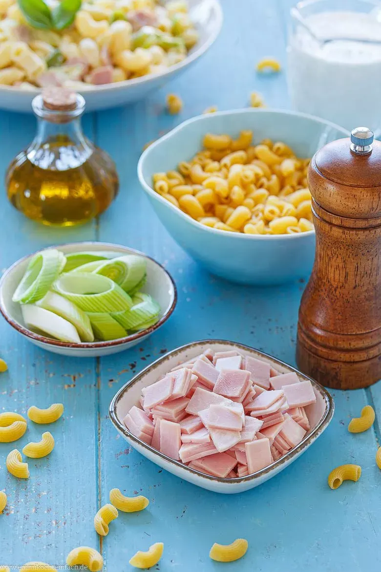 Ausgelegte Zutaten für Schinken-Sahne-Soße: Lauch, Kochschinken, Sahne, Milch und Nudeln