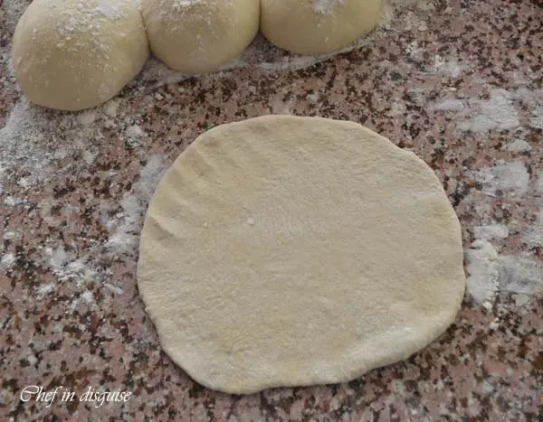 Ausgerollte Pita-Teiglinge auf einer Arbeitsfläche