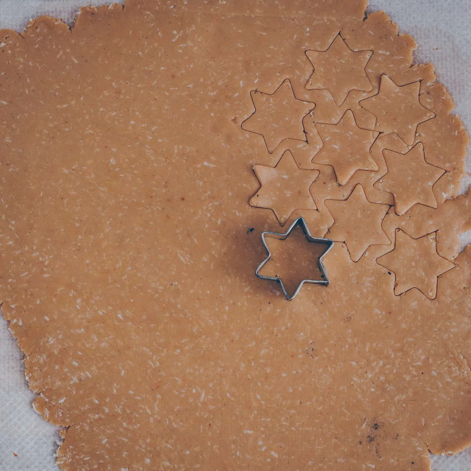 Ausgerollter Teig, bereit zum Ausstechen von Sternformen für die Kokos-Schoggi-Sterne
