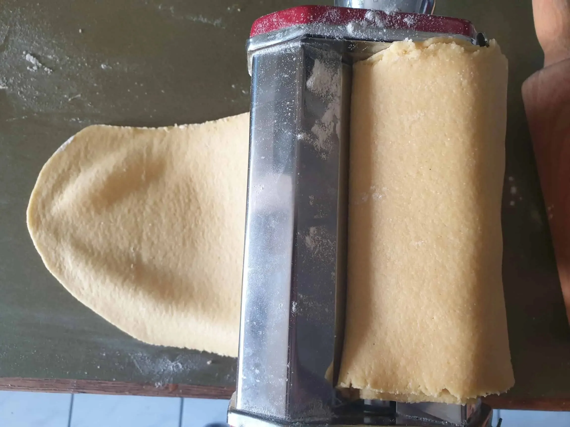 Ausgerollter Teig in der Nudelmaschine