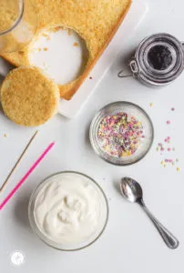 Ausgestochene Biskuitkreise für individuelle Geburtstagstörtchen