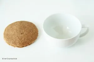 Ausgestochene Mini-Tortenböden für den Geburtstagskuchen für Einjährige