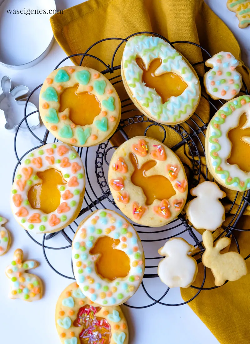 Ausgestochene Osterkekse vor dem Backen auf einem Backblech