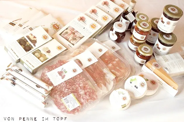 Ausgewählte REWE Feine Welt Delikatessen wie Ziegenkäse und Aufstriche für besondere Genussmomente