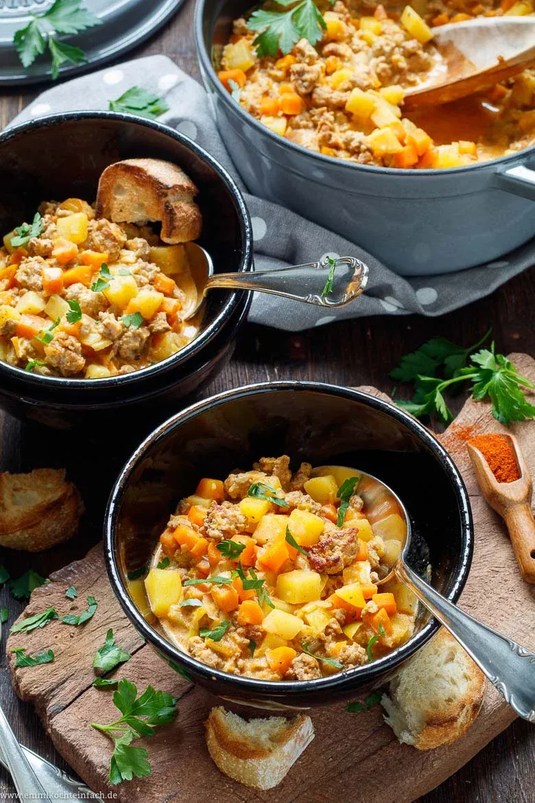 Ausgewählte Zutaten für den Bauerntopf: Hackfleisch, Lauch, Kartoffeln, Möhren, Zwiebeln und Knoblauch