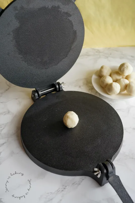 Ausrollen von Tortillas zwischen Backpapier