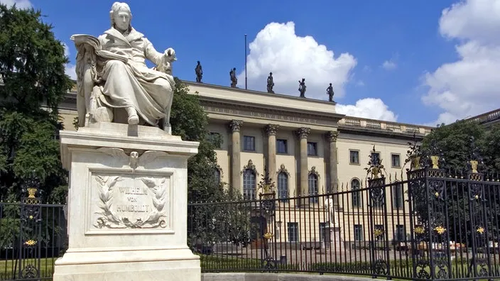 Außenansicht der Humboldt-Universität in Berlin, ein Denkmal seines Bildungsideals.