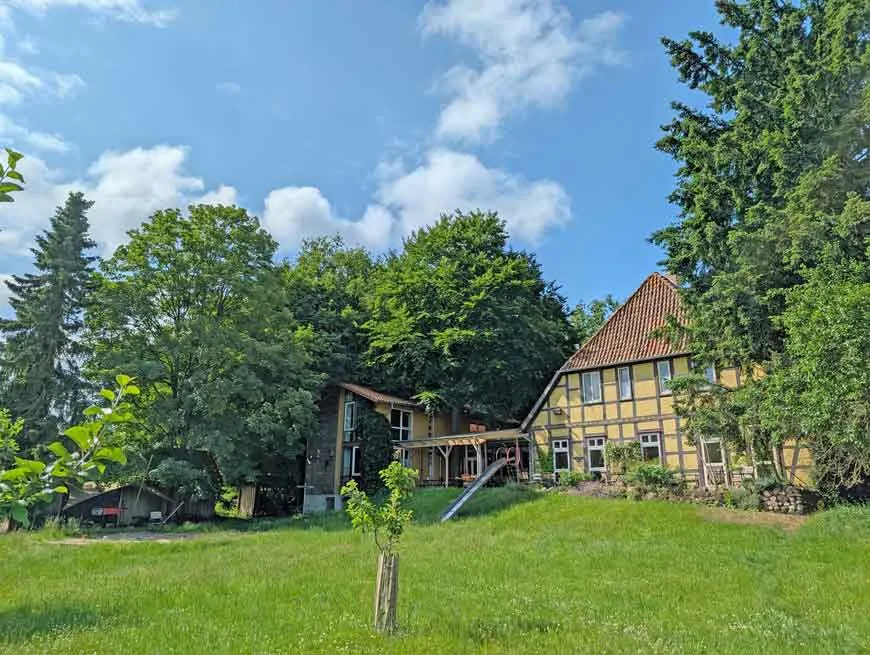 Außenansicht des Biohotels Kenners Landlust, ein idyllisches Naturhotel in Norddeutschland