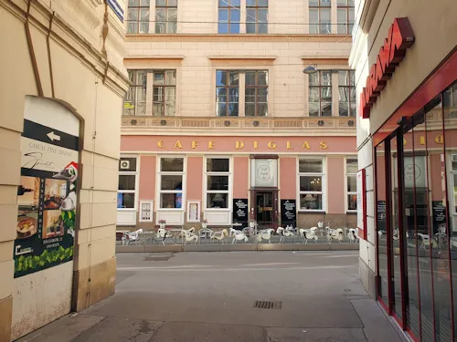 Außenansicht des Café Diglas von der Essiggasse aus gesehen, ein belebter Ort der Wiener Kaffeehauskultur