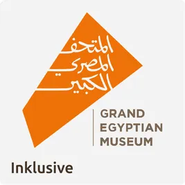 Außenansicht des Grand Egyptian Museum (GEM) in Kairo, Ägypten, mit den Pyramiden von Gizeh im Hintergrund, bereit zur Eröffnung im November 2025.