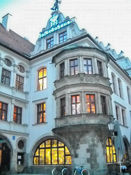 Außenansicht des Hofbräuhaus in München, Deutschland.