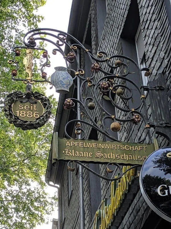 Außenbereich eines traditionellen Apfelwein-Restaurants in Frankfurt