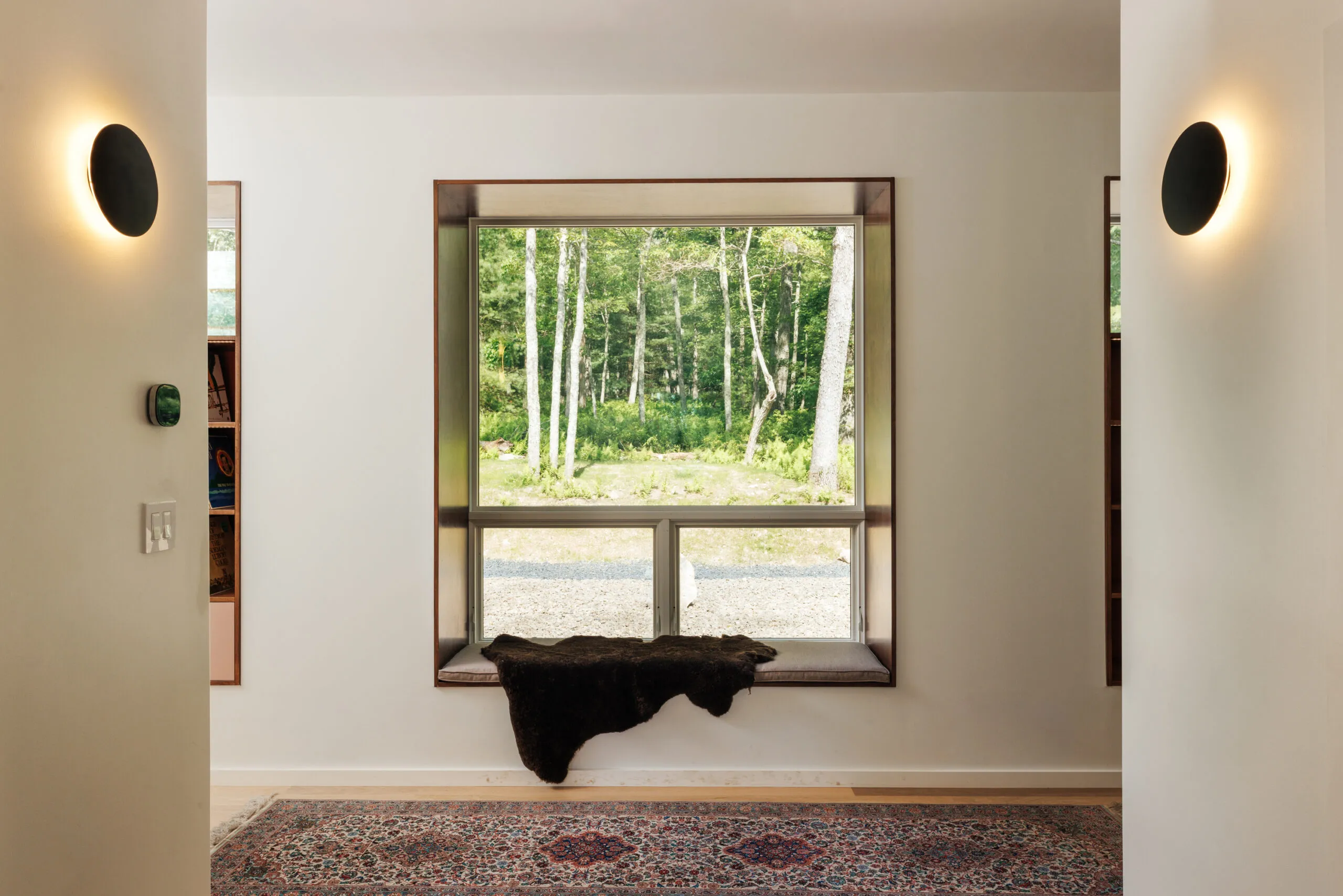 Außendusche aus Zedernholz in einem naturnahen Gartenbereich