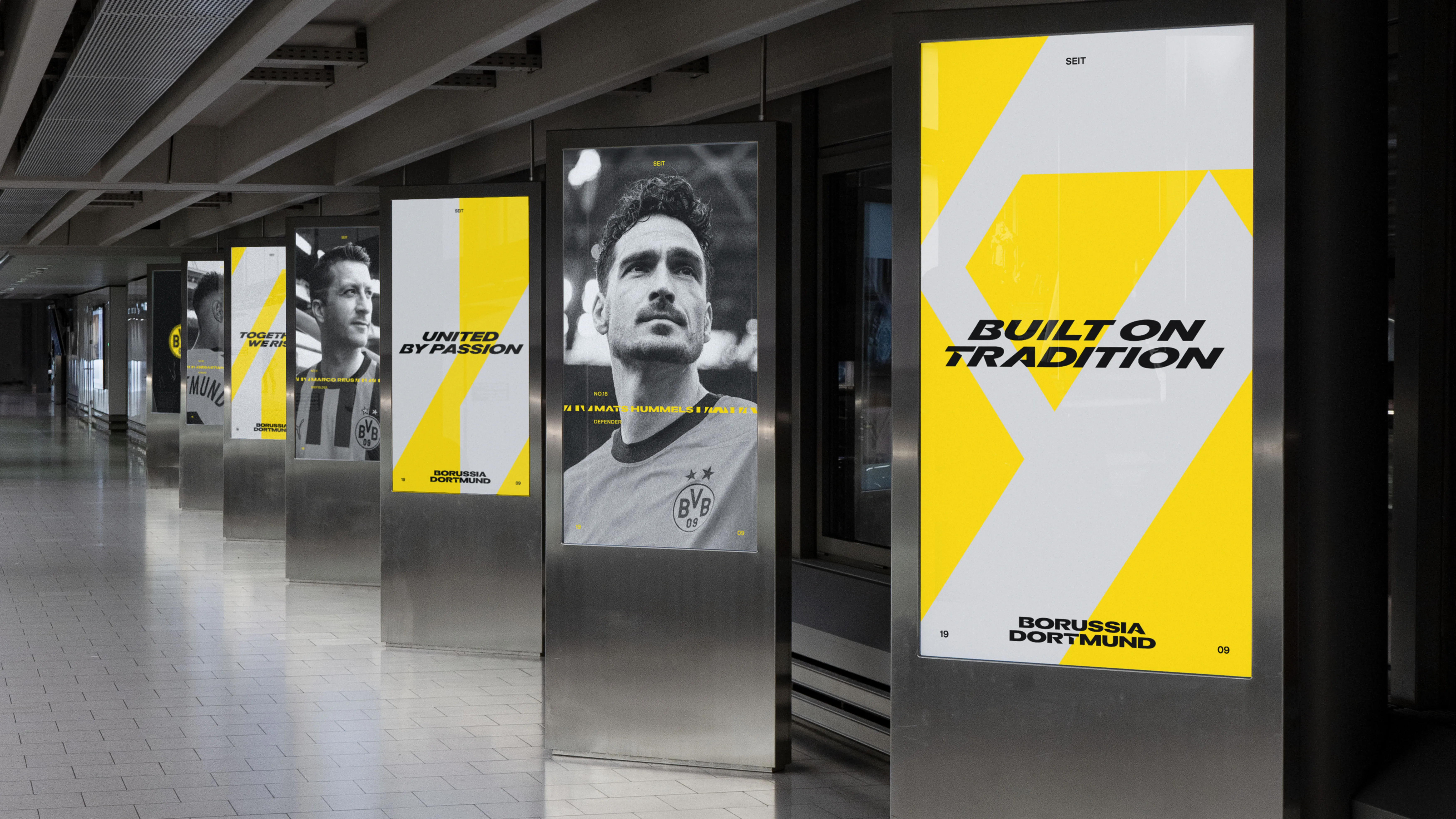 Außenwerbung von Borussia Dortmund mit Spielern in Aktion, die die Intensität und Leidenschaft des Vereins verkörpert.