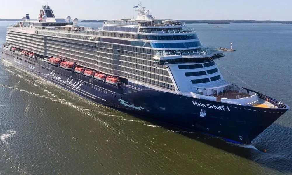 Äußere Ansicht der TUI Mein Schiff 1 auf offener See bei Tageslicht