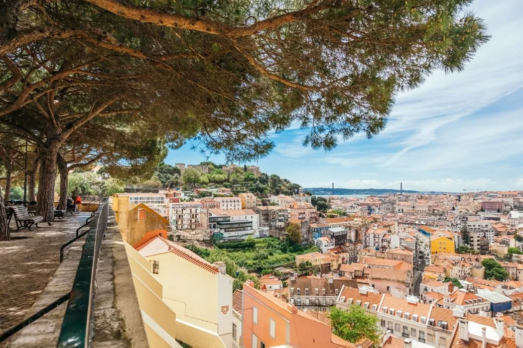 Aussicht vom Miradouro da Graça in Lissabon, ein wunderschönes Reiseziel für einen Städtereise-Trip in Europa