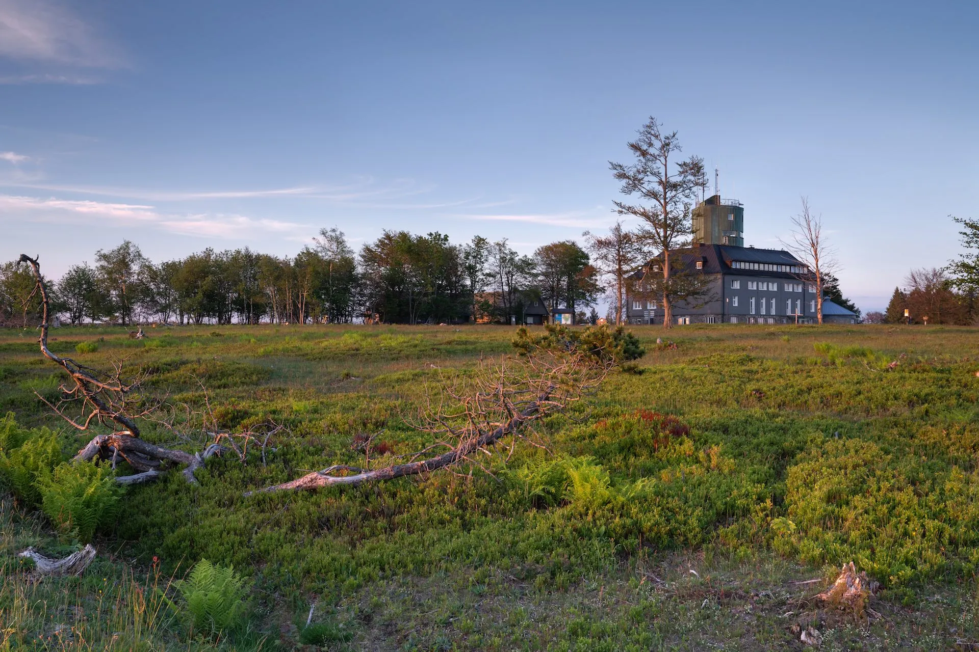 Aussichtsturm und Hotel am Kahlen Asten im Sauerland.