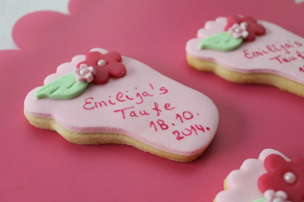 Ausstechformen für Babyfüße, perfekt für kleine Gastgeschenke zum ersten Geburtstag.