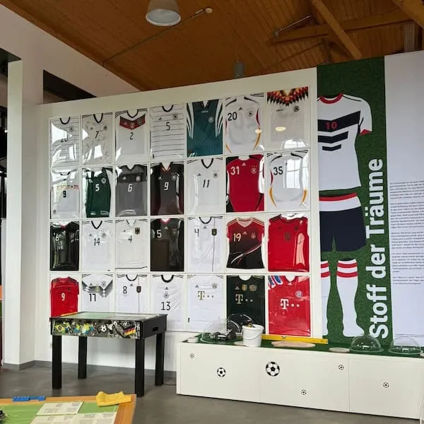 Ausstellungsplakat 'Fußball & Migration' zur EURO2024 in Hamburg