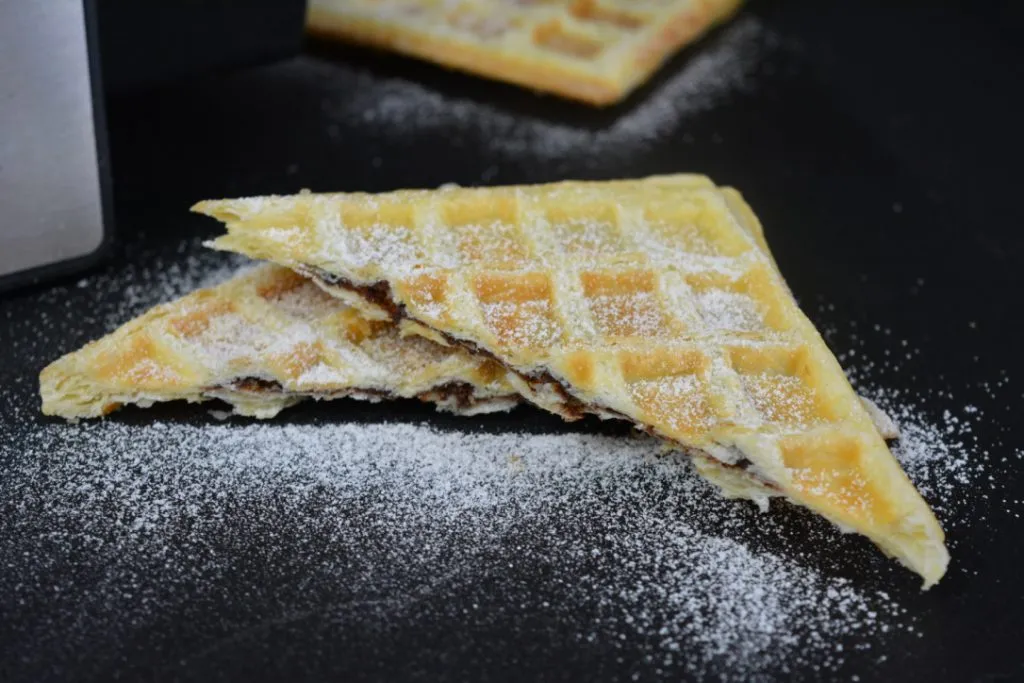 Auswahl an Blätterteig Nutella Waffeln als schneller Snack für die Kaffeetafel
