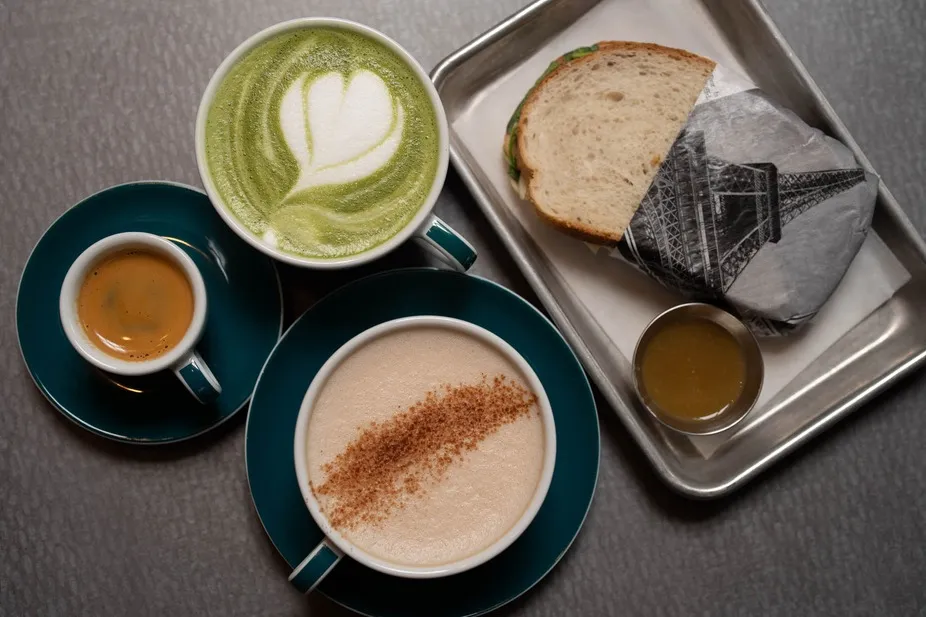 Auswahl an Gebäck in einem Katzen Café