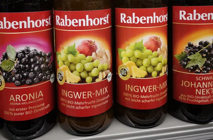 Auswahl an hochwertigen Rabenhorst Säften im EDEKA Markt, die zur deutschen Ernährungskultur beitragen.