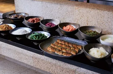Auswahl an japanischen Beilagen für ein gesundes und ausgewogenes Frühstück im Hotel Agora Osaka Moriguchi