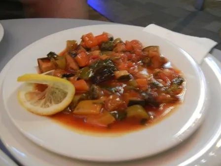 Auswahl an kalten Gemüsevorspeisen, die die Frische der türkischen Küche im Tablo Essen widerspiegeln