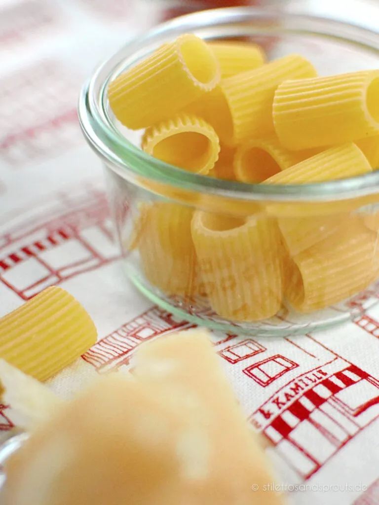 Auswahl an kurzen Pastaformen wie Rigatoni, perfekt für cremige Soßen