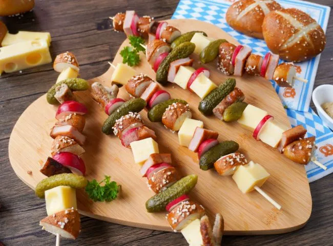 Authentische Brotzeit-Spieße, ideal als Oktoberfest Fingerfood