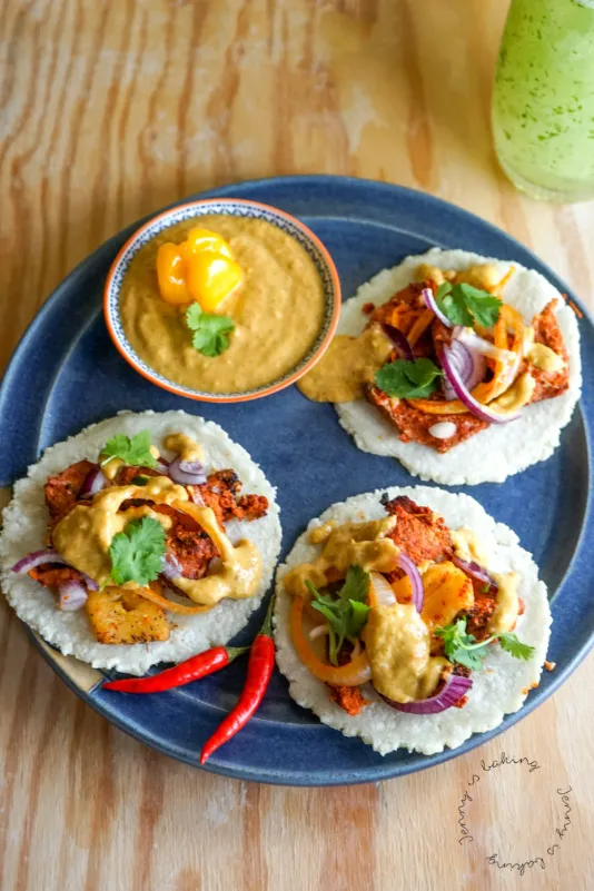 Authentische Tacos al Pastor mit Schweinefleischfüllung, Ananas und Koriander