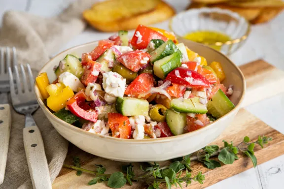 Authentischer Griechischer Bauernsalat mit Feta und Oliven