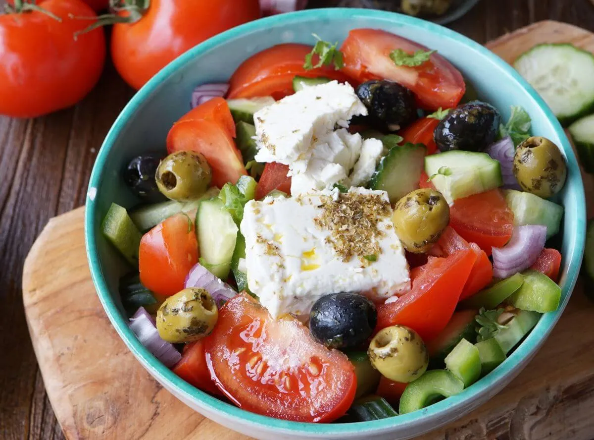 Authentischer Griechischer Salat mit Feta und Oliven
