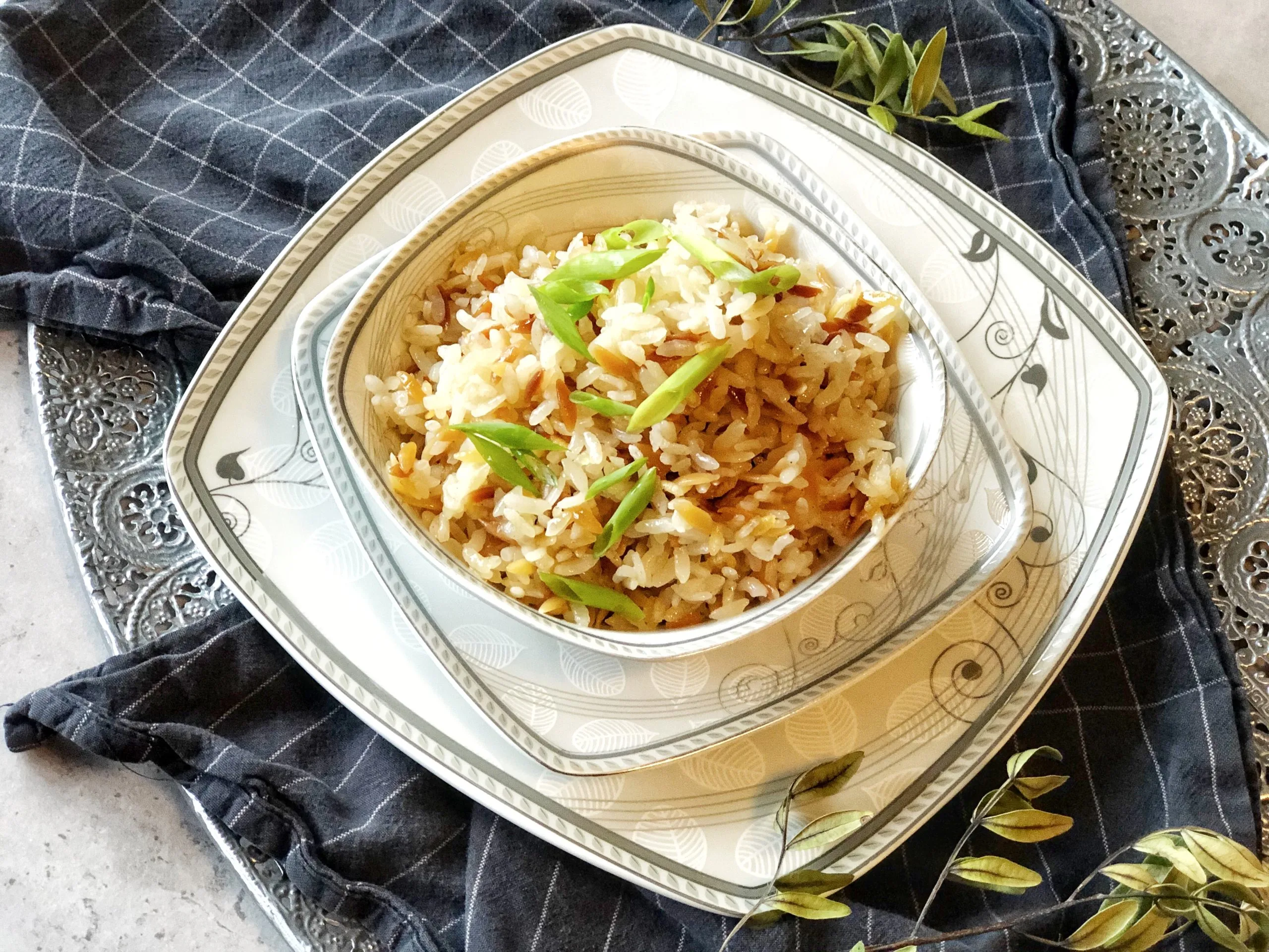 Authentischer türkischer Reis (Pilav) in einem Topf, frisch zubereitet und dampfend.