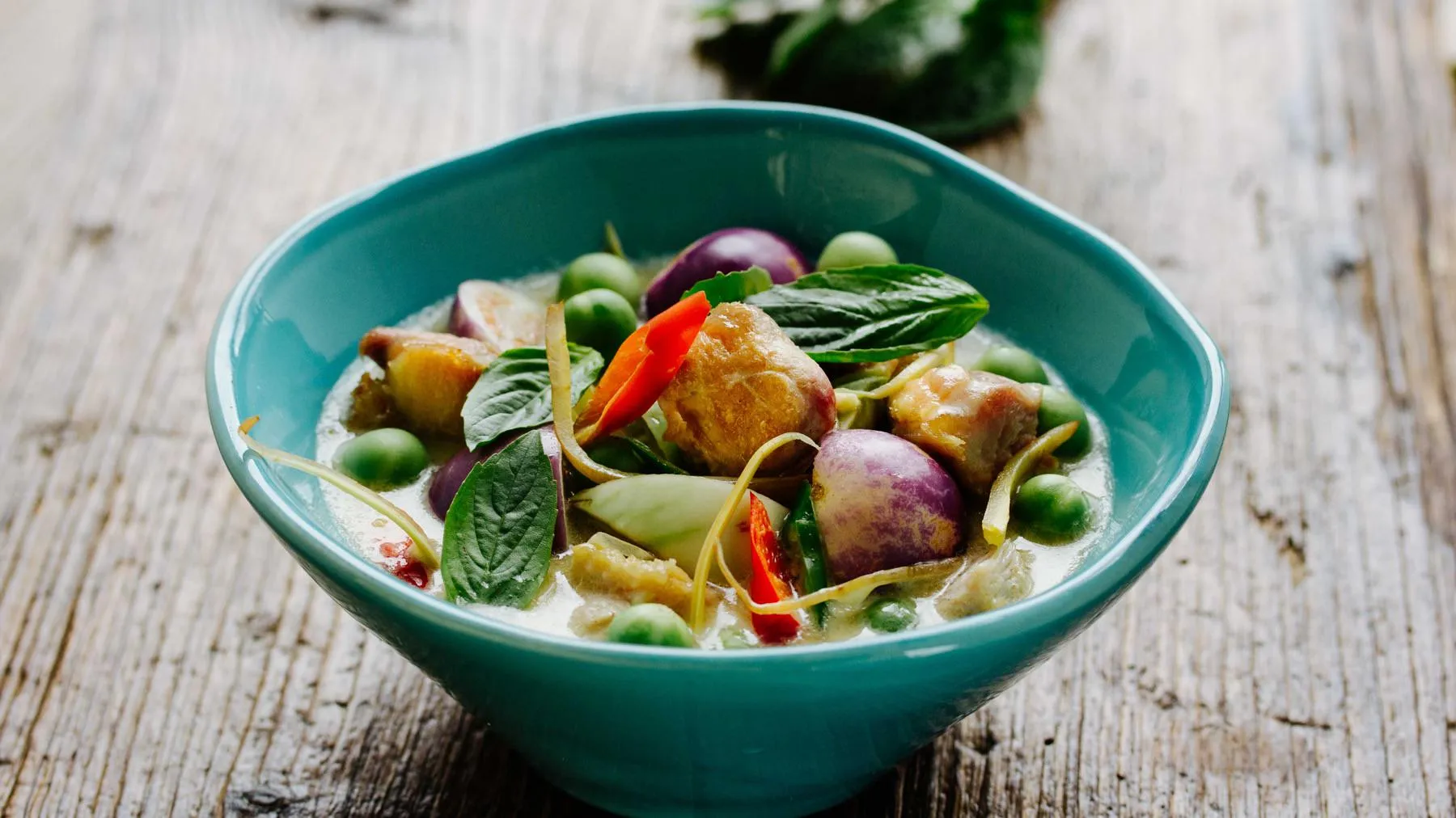 Authentisches Grünes Thai-Curry mit Kokosmilch und Hähnchen