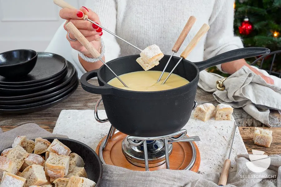 Authentisches Käsefondue mit Brot und Gabel