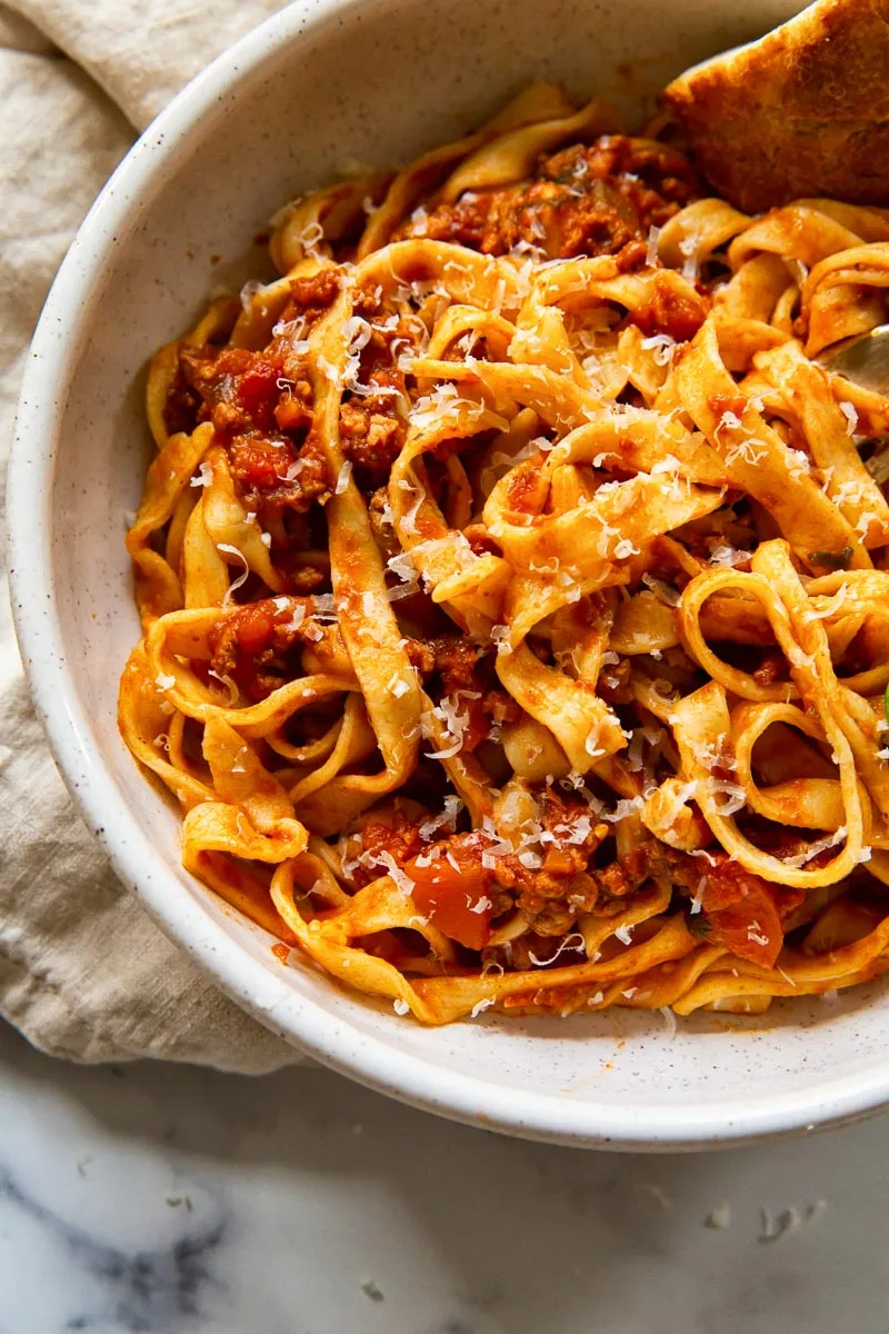 Authentisches Ragu alla Bolognese mit breiten Tagliatelle in einer Schale