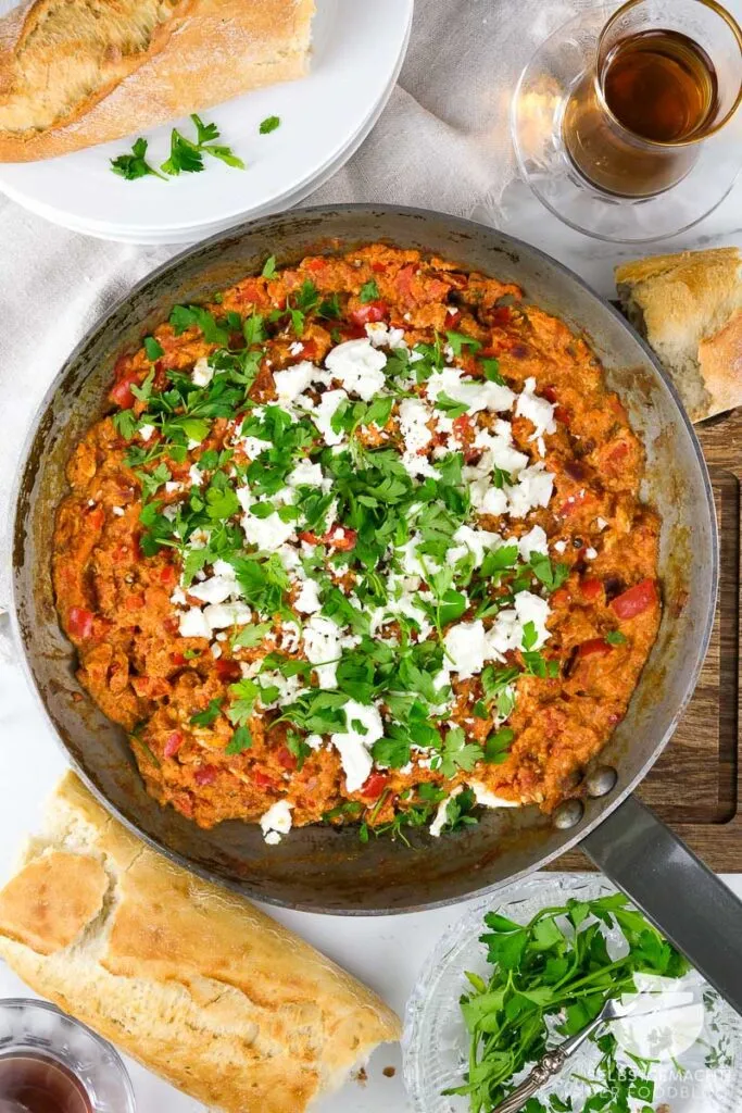 Authentisches türkisches Frühstück Menemen mit frischem Fladenbrot zum Dippen