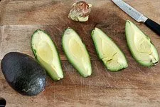 Avocado halbieren und Kern entfernen für frische Creme