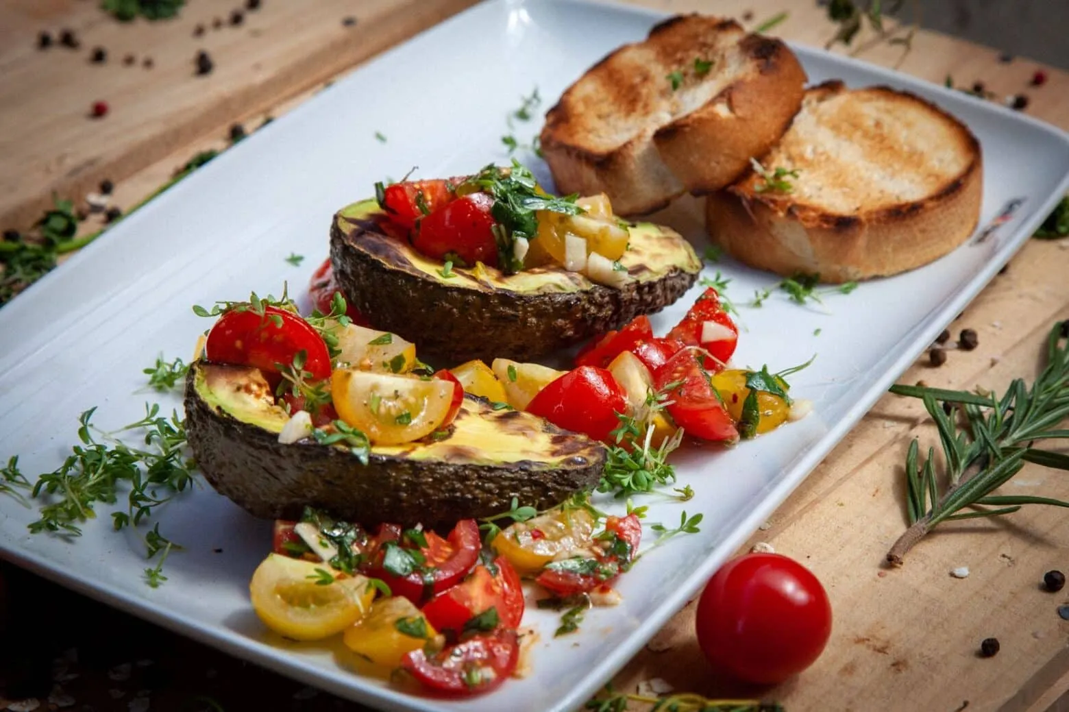 Avocado mit Tomaten und Kräutern