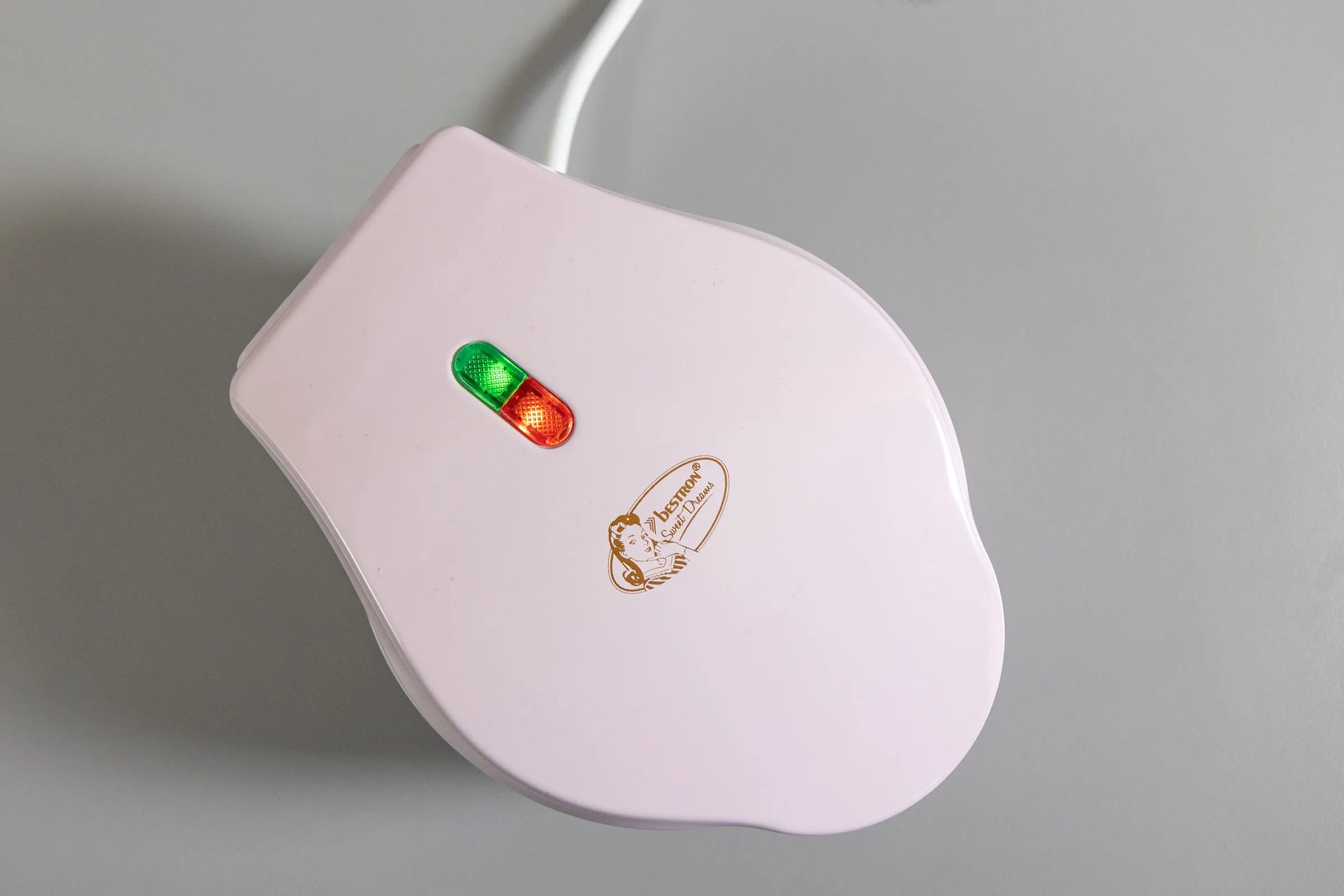 Backampel des Bestron AMW500P Waffeleisens mit rot und grün leuchtenden Lichtern