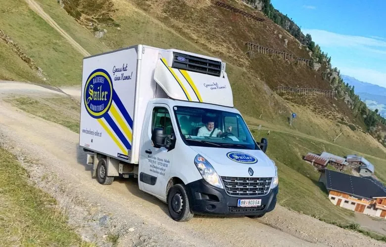 Bäckerei-Lieferwagen mit frischen Backwaren